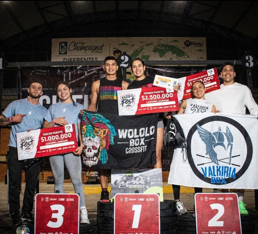 Atletas de Wololo Box en el podio de Radikal Fest, categoría avanzado