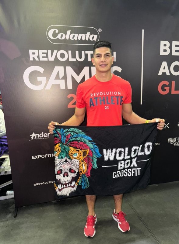 Atleta de Wololo Box con la bandera del box en Revolution Games